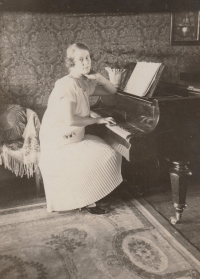 Lída, paternal aunt (the 1930s)