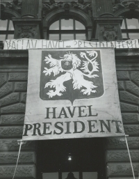 Banners on the National Museum (Jiří Fajt commissioned their making at the Academy of Arts), December 29, 1989.