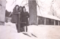 Marie Kolářová in front of the gamekeeper's lodge in Rozseč with her friends, undated
