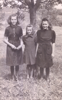 Marie Kolářová (vpravo) s kamarádkami, nejspíš za 2. světové války