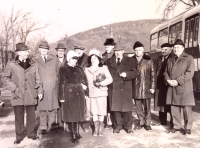 Manžel Josef Kolář (zcela vlevo) při oslavě ujetí „Milionu kilometrů bez nehody“, nedatováno