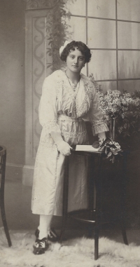 Matka Anna Hudečková, provdaná Jůvová (1901-1986), cca 1917
