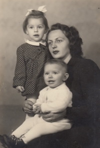 Miroslava Kišová with her children, photo for prison in 1950