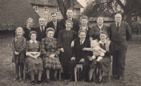 Plüderhausen – příbuzní Helmy odsunutí do Německa, dole uprostřed babička s dědou, vpravo s dítětem teta Hilde, 1951 