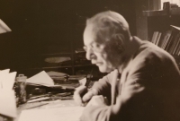 Profesor Karel Absolon, archeolog (1877-1960), pomohl zpřístupnit jeskyně Moravského krasu včetně propasti Macocha, rodina Salmů objevení Macochy podpořila