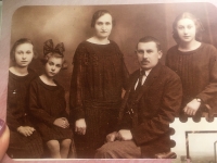 Rodina Weilova, babička vpravo 