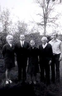 Common photo of Roland with his parents and siblings during the first visit of his brother after emigration to Germany