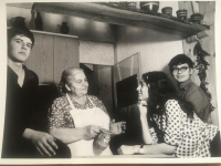 Dobová fotografia pani Jany s bratmi a babičkou