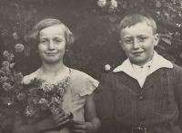 Sourozenci Božena a Vladimír Jůvovi, cca 1933