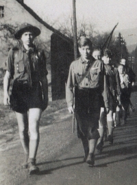 Stanislav Špinler (second from the left in front) on the return of the 3rd Boys' Troop from a trip to Hřensko, 1946