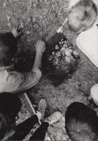 Preparation of Seton's pot in the scout troop in Veselí nad Moravou, 1990s