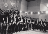 Varmužova cimbálová muzika a mužský pěvecký sbor v roce 1984, při 20. výročí založení kapely.