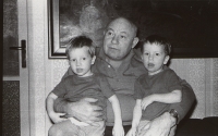 Vasil Kiš with his grandchildren around 1984