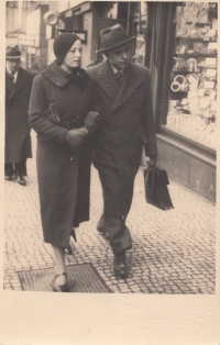The mother and father Walters, Praha 1933