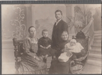 1907, the Alb family (the family of the witness's mother) 