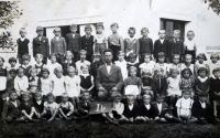 Růženka Polesná v první třídě (sedící, první zleva vedle učitelky), 1938