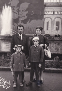 Rodiče Nšhan a Marlene Avetisjanovi s dětmi Gevorgem a Hasmik, Jerevan, 1967