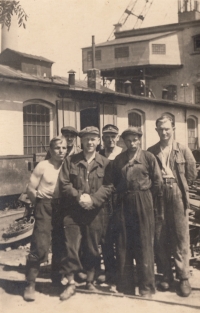 Miroslav Nový (úplně vpravo) při práci v Duchcově, datace 1947-1948