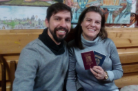 Elaine Johnová v roce 2019 při návštěvě Smržovky se svým přítelem poté, co jí Petr Polakovič pomohl získat československé státní občanství