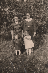 Krista Podaná 1942, with her mom and a friend