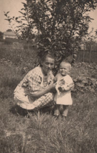 Krista Podaná with her mom 1941