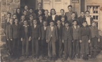 Jaroslav Hrňa (back row, first from left) on a trip to the children's spa house Dětský ráj [Children's Paradise, which was organised by the orphanage. 1949