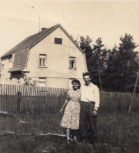 Jaroslav and his wife Růžena in front of the forester's lodge in Ploužnice. 1964 