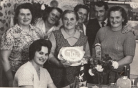 Růžena Hrňová (vlevo v popředí) se sestrami slaví 70. narozeniny maminky, 1968 