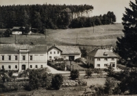 Budova úplně vlevo je základní škola v Dolní Krupé, kterou pamětnice navštěvovala