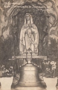 Fotografie u příležitosti posvěcení zvonu v kapli v Jezové, 29. 4. 1923