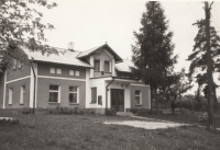 Mateřská škola v Ploužnici, kde pamětnice pracovala jako ředitelka, cca 1991