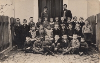 Škola v Jezové, v prostřední řadě druhá zprava Marie Riegelová, sestra pamětnice, 1938