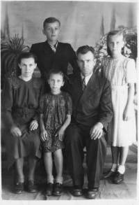 Zubrytski family photo: from left to right: Mariya, Sofiya, Ivan, Volodymyr (standing), Daria (standing)

