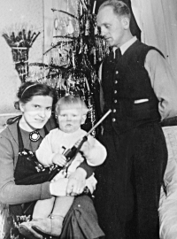 Miroslav Jech with his father, Adolf, and his mother, Anna, in 1940 

