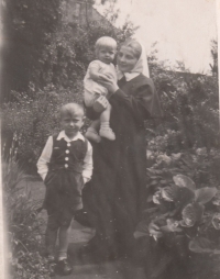 Jeptiška s pamětníkem a jeho bratrancem roku 1943, pravděpodobně v dnešních Pyskowicích