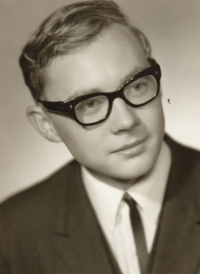 Jiří Mach in the graduation photo of the year 1968
