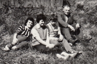 Maminka Elizabeth, Helma, syn Jiří a tchán, 1965