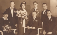 Svatební foto rodičů pamětnice. Stojící nevěsta, vpravo od ní sedící ženich, zcela vlevo babička Trundová, zcela vpravo dědeček pamětnice Vojtěch Trunda