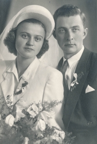 Svatební fotografie rodičů Karla Peterky