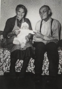 Karel Peterka jako dítě s prarodiči