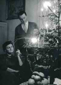 Rodiče Peterkovi o Vánocích 1964
