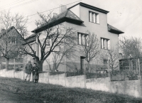 Dům rodiny Peterkových v Řeporyjích roku 1975