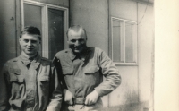 Karel Peterka na vojně v přijímači (vpravo)