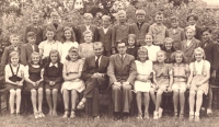 First year of high school in Osečná, where the witness's mother Vlasta Tomaschová (Tomášová) also went to. His mother is to the left of the teacher.