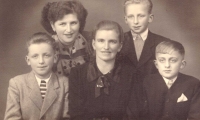 Maminka Petra Polakoviče (vlevo nahoře) se svou matkou a bratry v 50. letech 20. století. Matka Emma, děti zleva Siegfried, František a Gerhard