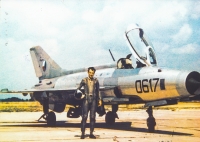 Emil Přádný před letounem MIG-21 na letišti Mladá u Milovic, 20. srpna 1968 