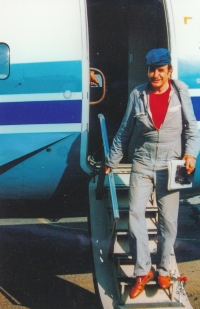 Emil Přádný getting off after his last flight, 30 June 1997