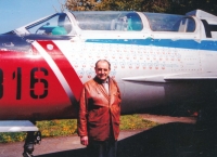 Pamětník v Letňanech před letounem MIG 21, 2005