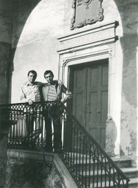 Přemysl Rut s Janem Hudečkem (vpravo) na cestách (Telč, kolem 1977)