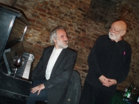 Přemysl Rut při text-appealu s Ivanem Vyskočilem ve sklepě Literární kavárny v Řetězové ulici roku 2006. Foto Petr Kotyk.